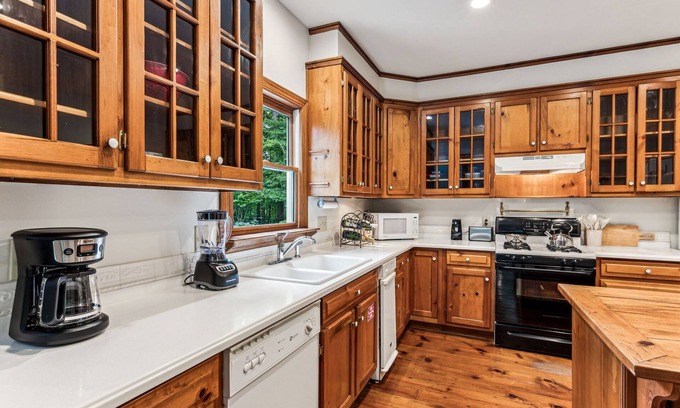 Dawsonville Casa | Melt away stress in the bubbling hot tub, or enjoy the tranquility of the lake.