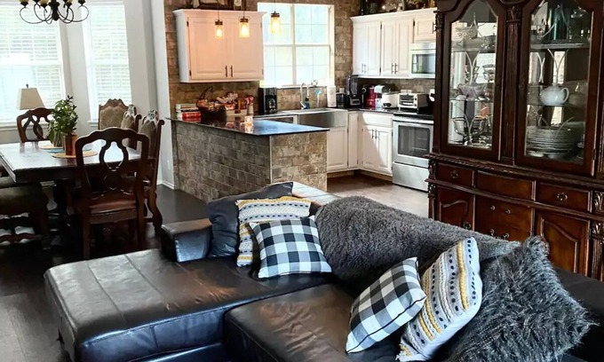 Edmond Casa | MeMe's B&B in the Forest- Pool and Spa!