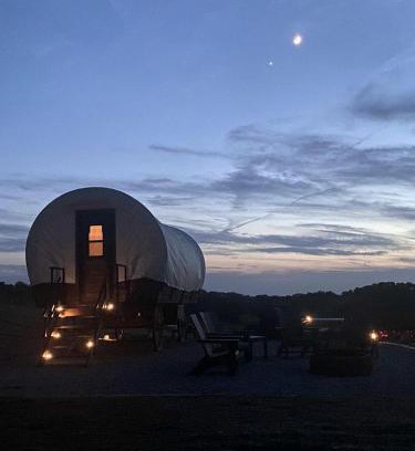 Glenwood Casa | Memorable Vacation in 1800s-Style Covered Wagon in Glenwood, Iowa