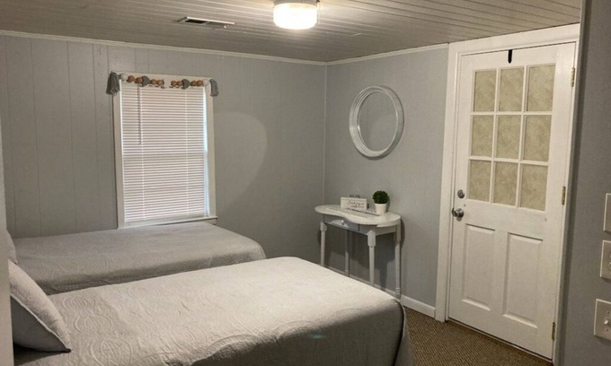 Shallotte Casa | Memories on Main -Located halfway between Ocean Isle Beach and Holden Beach