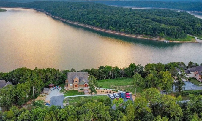 Kirbyville Casa | Memory Maker 12 min from downtown- King Suites- Firepit & Hot Tub