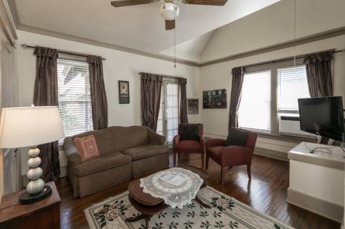 Central Midtown Apartamento | Memphis Belvedere Suites Upper Queen loft 1 Bedroom