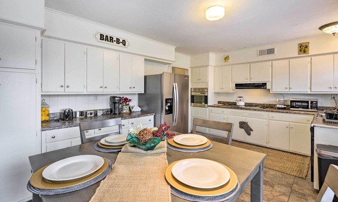 Whitehaven Cabaña | Memphis Vacation Rental - 1/2 Mi to Graceland