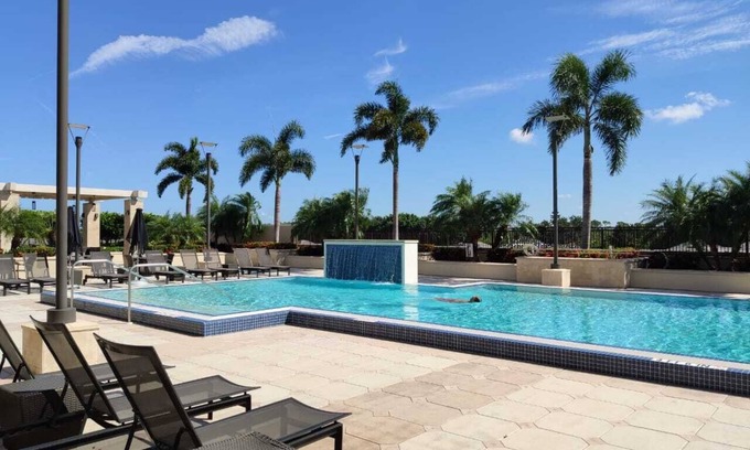 North Naples Condominio | Mercato - Condominio contemporáneo exclusivo de lujo- RECIENTEMENTE RE-DECORADO
