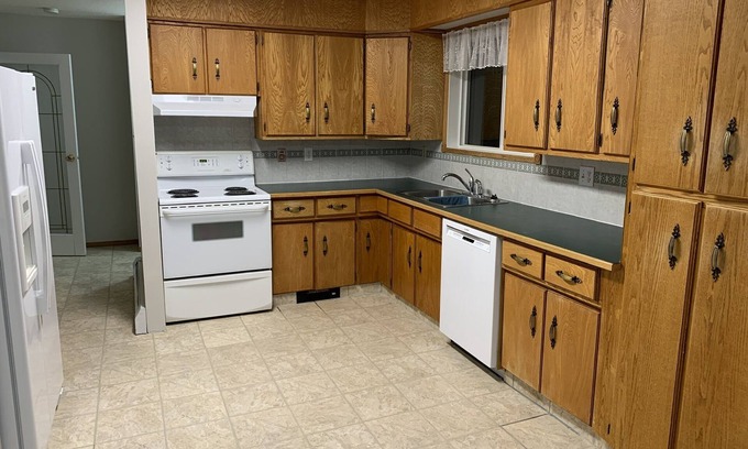 Parkland Beach Cabina | Meridian Vacation Rental and camping @ Gull Lake