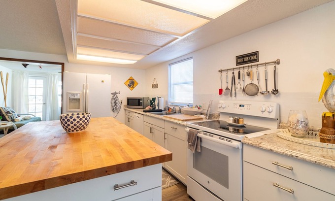 Weeki Wachee Gardens Cabaña | Mermaid Cottage - Canal Front