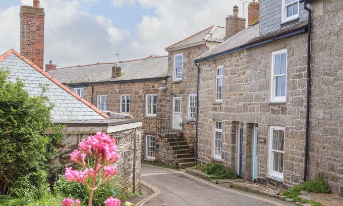 Mousehole Cabaña | MERMAID COTTAGE, family friendly, with open fire in Mousehole