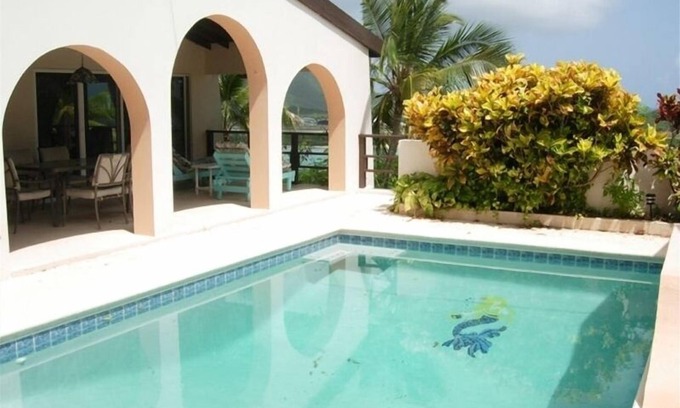 Beef Island Villa | Mermaid Villa: Breezes, una piscina y una playa de arena blanca;