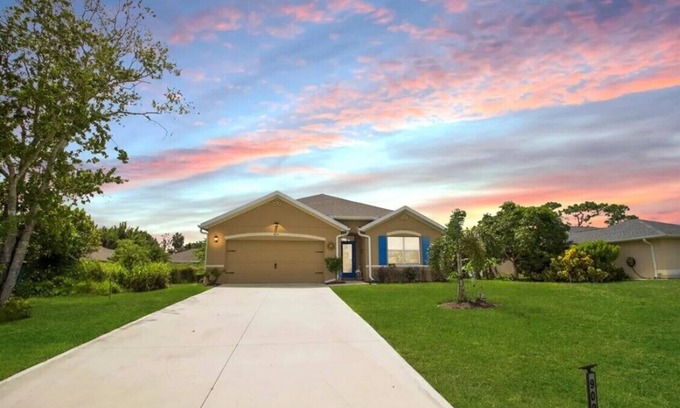 Sebastian Highlands Casa | Mermaids Cove - Spacious retreat in Sebastian beach town.