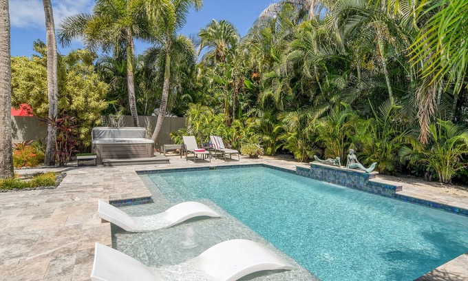 Saint Armands Key Casa | Mermaids Oasis | Private Pool, Hot Tub, & 5 Minute Walk to St. Armands Circle & Lido Key Beach!