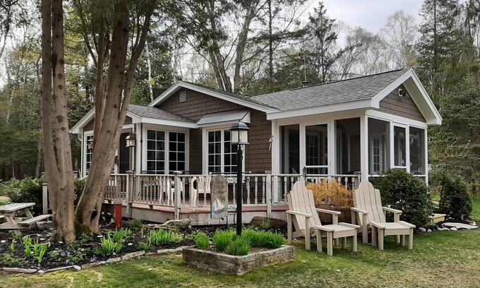 Sturgeon Bay Cabaña | Feliz Breeze Cottage 4 ~ escapada romántica con 212 pies de arena playa del lago Michigan