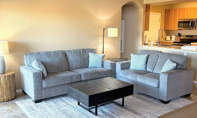 Parkwood Ranch Condominio | Mesa 3 Bedroom Condo with Balcony and Pool Access