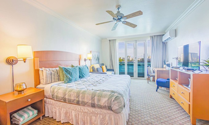 Puerta de Tierra Apartamento | Mesmerizing Ocean View King Bed Near Beaches