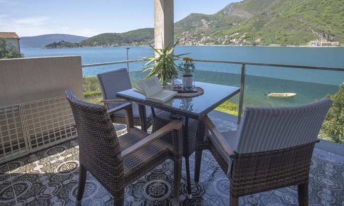 Lepetane Apartamento | Mesmerizing Studio Flat near Kotor Bay in Tivat
