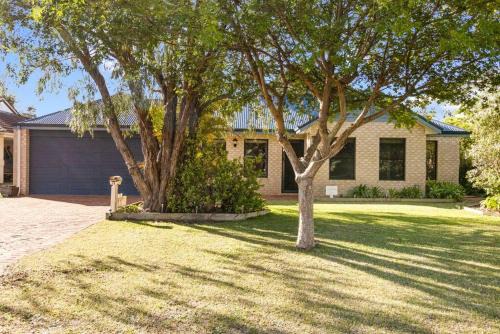 Quindalup Casa | Meters to Beach, Walk to Town!