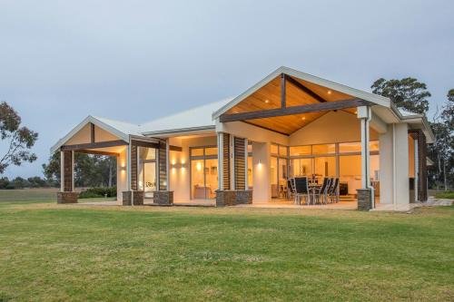 Wilyabrup Casa | Metricup House - elegant country retreat