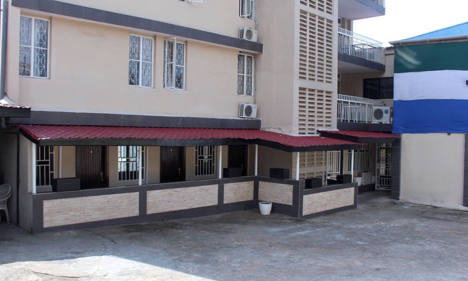 Freetown Cabina | Metro Hotel & Lounge