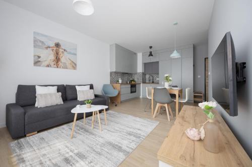 Praga Polnoc Apartamento | Metro Targówek One Bedroom Apartment for 4 with Furnished Balcony by Noclegi Renters