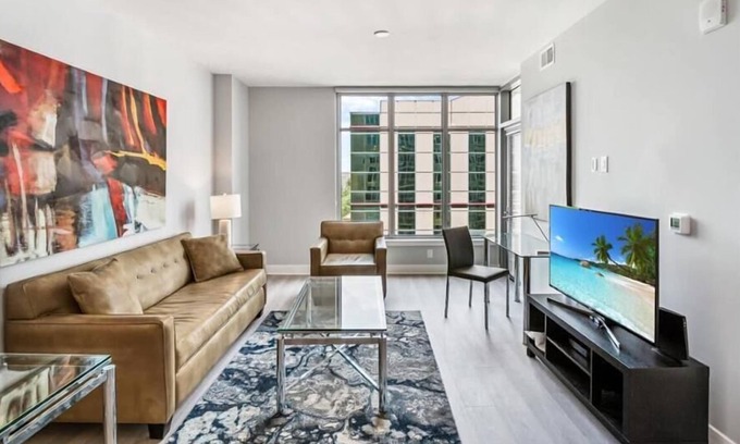 Woodmont Triangle Apartamento | Metro to DC |Rooftop Access & Wifi | Downtown Bethesda | by GLS