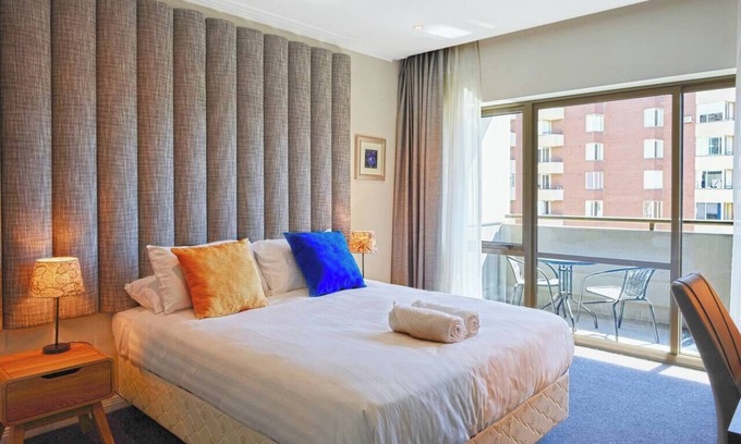 Chinatown Apartamento | Metropolis Queen Studio with Indoor Pool and Balcony