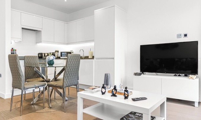 St Albans Apartamento | Metropolitan Luxury: Chic 2BR Flat in St. Albans