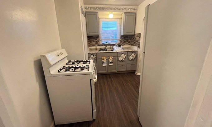 Detroit Casa | Mettetal 420 friendly Cozy 3 bedroom 4 bed house in Detroit with WiFi, AC