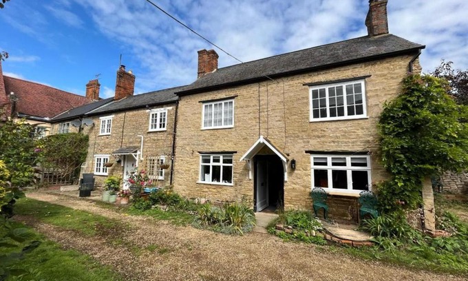 Olney Casa | Mews Cottage, a 2 bedroom Georgian Cottage which comfortably sleeps 4 located in a quiet courtyard 50 metres from Olney Market Place