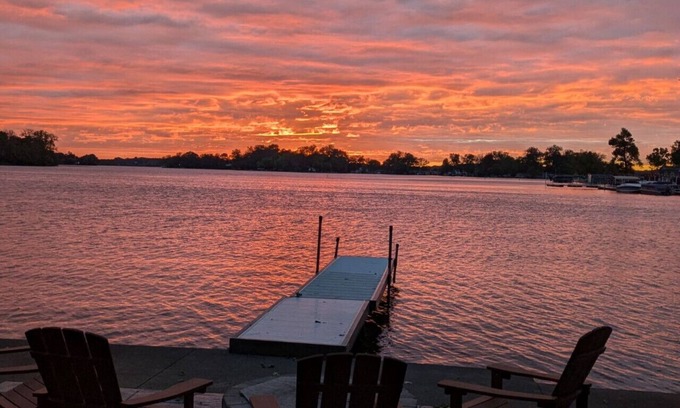 Fox Lake Apartamento | Pet Friendly Sunset Lakefront Cottage in Fox Lake w/ Boat Pier