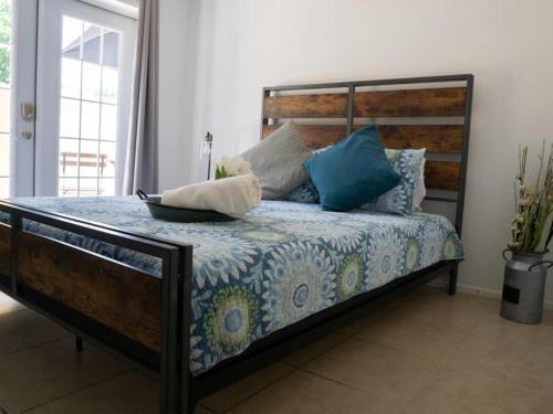 Carver City - Lincoln Gardens Casa | Mi Casa Es Tu Casa, Airport Suites