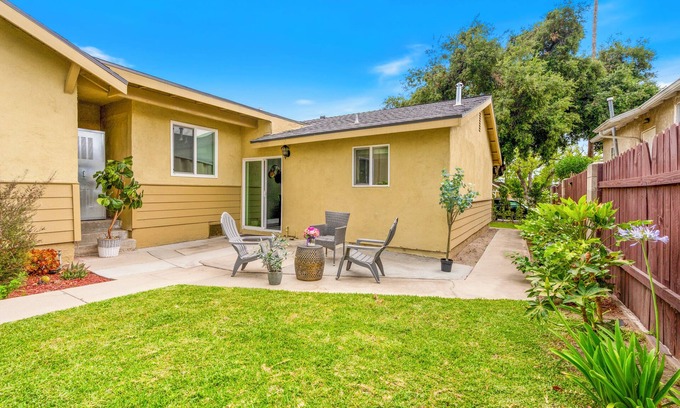 Monrovia Casa | MI- Ranch style 3 bedroom 2 bath Quiet & safe Neighborhood king-bed!