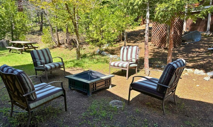 Mi-Wuk Village Casa | Mi Wuk Abode - Sleeps 12, large deck, firepit