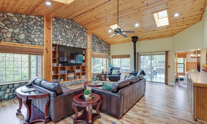 Mi-Wuk Village Cabina | Mi-Wuk Village Vacation Rental w/ Multi-Level Deck