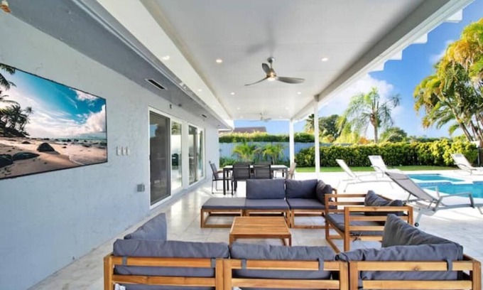 Ludlam Casa | MIA Golf course home large saltwater pool/spa&yard