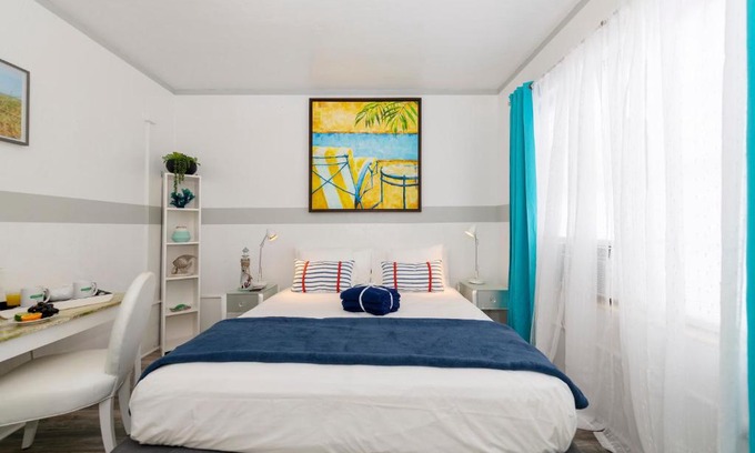 North Beach Hotel | Miami Beach Suites & Bar
