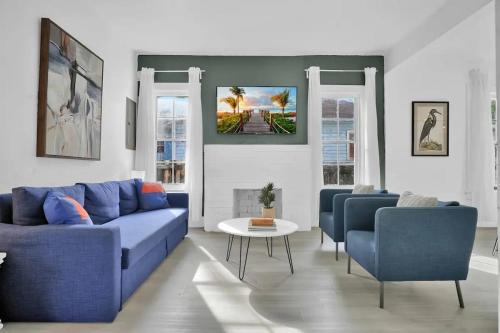 Northeast Miami Casa | Miami Chateau Pool, Hottub and Parking