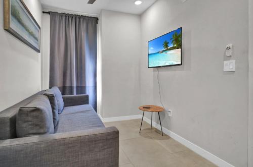 East Little Havana Apartamento | Miami Flats - Self Check-in and 1 Free Parking