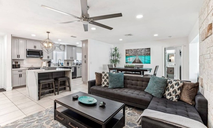 Westchester Apartamento | Miami Oasis: Spacious 4-Bedroom Home with Pool