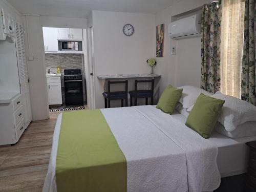 Charnocks Apartamento | Michand Guest Apartments- Cozy one or two bedroom- 5 walk minutes from airport 10 mins drive to Oistins or beach