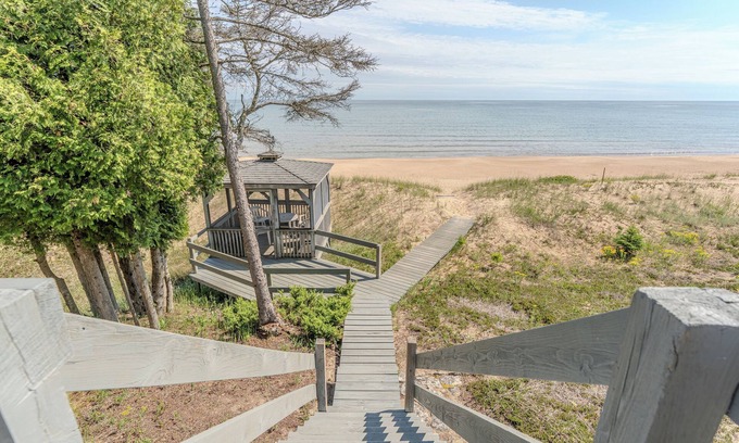Manistique Casa | Michibay Getaway: Lake Michigan Autumn colors! Dog-friendly!