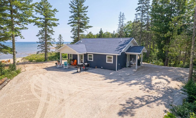 Manistique Cabina | Michicove: Leaf Peeping by the Lake – A Michigan Autumn Retreat