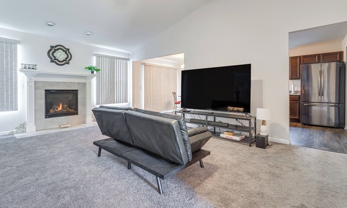 Romulus Casa | Michigan Home w/ Yard, 3 Mi to Detroit Airport