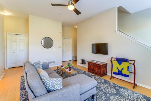 Northville Apartamento | Michigan Townhome with Smart TV 25 Mi to Detroit!