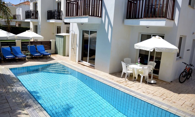 Pernera Villa | Mickey1, 3 cama, COCHE GRATIS, Piscina de desbordamiento, hospitalidad Chipre