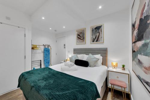 West Ealing Apartamento | Micro Chic, Tiny Studio with Functional Desk