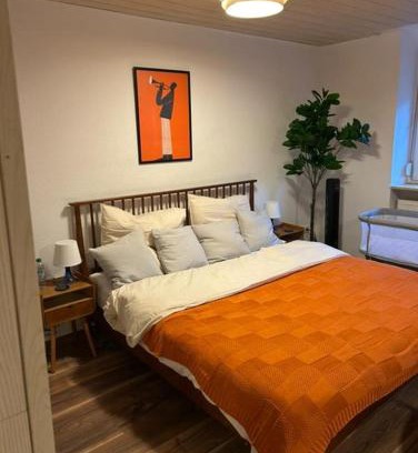 Burbach Apartamento | Mid Century 2 Zimmer Voll ausgestattete Kuche 75 Zoll TV Kingsize
