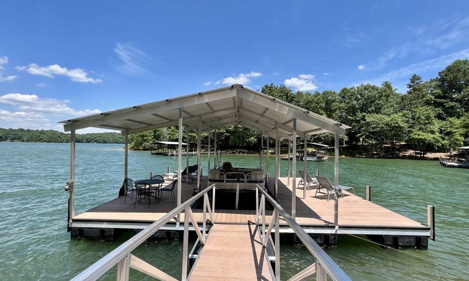 Reed Creek Casa | Hermosa casa de 4 dormitorios en el lago Hartwell con vista increíble, muelle y pozo de fuego