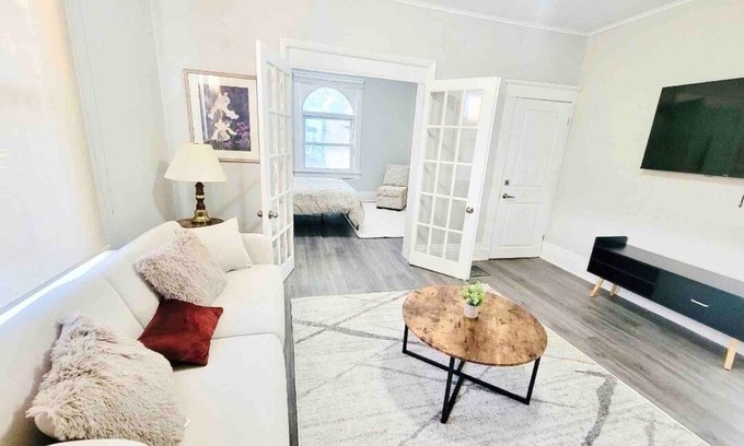 Cambridge Apartamento | Mid century apartment with private backyard and deck