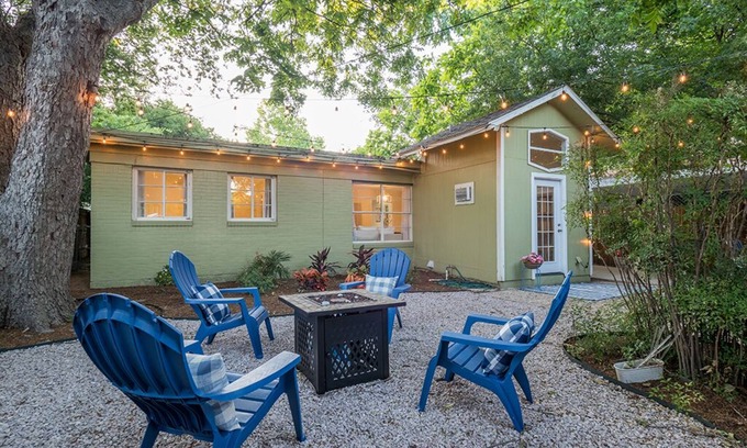 North Loop Casa | Mid-Century Bungalow in Hyde Park