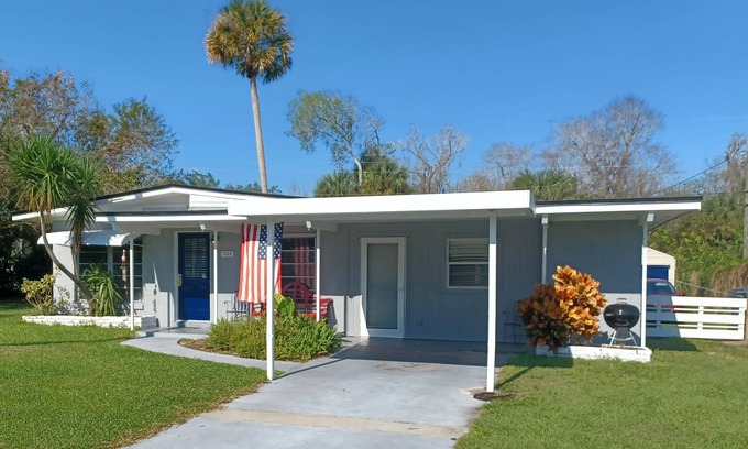 Whispering Oaks Casa | Mid Century Charm! KSC,Port Canaveral,Cocoa and Bio-Lume Kayak,Pet Friendly!