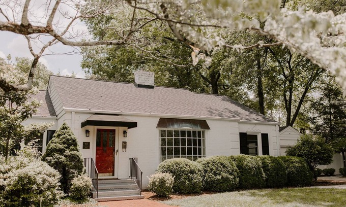 Kirkwood Casa | Mid-Century Charmer in Old Irving Park